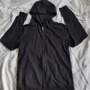 Svart kofta  - Svart kofta med dragkedja från lager 157, perfekt basic basplagg, strl. M, aldrig använd 