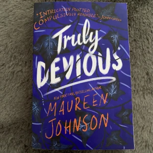 Truly Devious - Boken Truly Devious av Maureen Johnson. I perfekt skick!