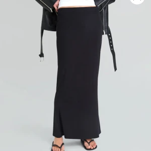 Lång svart kjol - En lång maxi kjol, den går ner till skorna men inte ner till marken, och jag är ungefär 165! Fint skick💕Stretchigt material. Nypris: 299kr