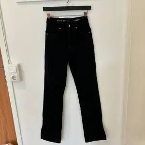Fina oanvända jeans från bikbok, modell straight split. Stolek 24/32