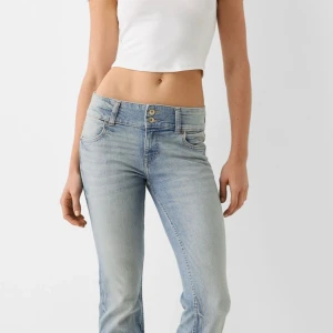 Lågmidjade jeans - Säljer dom här super fina jeansen. Dom är helt nya och har endast blivit provade (lappen sitter kvar). Säljer då dom var för små på mig. Bilderna är lånade så kom privat för egna bilder.💕