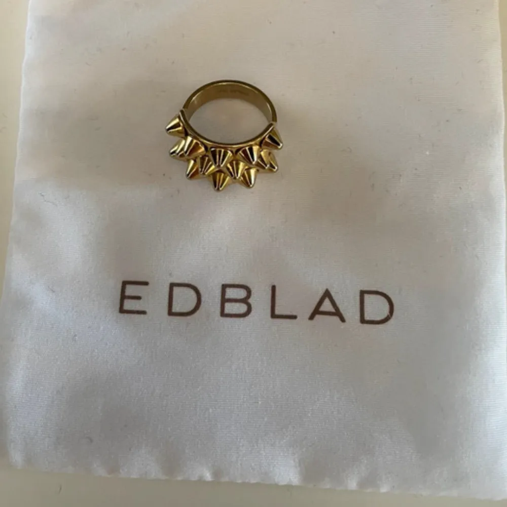 Säljer denna jättefina ring från Edblad i storlek 19,5 (XL). Jättefint skick. Övrigt.