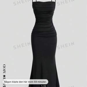Svart klänning från SHEIN, aldrig använd. Originalpris 159kr.