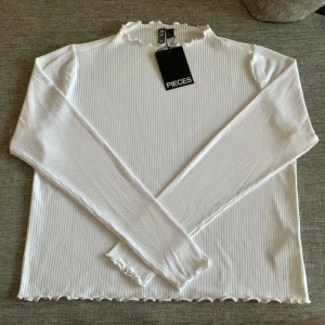 Vit topp - En fin oanvänd topp i bra skick från Pieces 🤍 