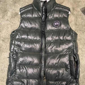 Canada goose väst Black label - Säljer min canada goose väst i black label. Västen är i nyskick och har storleken M. 