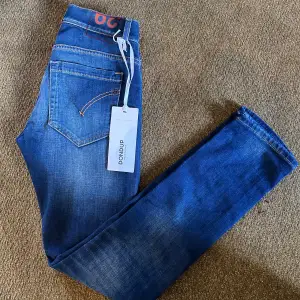 Säker nu dessa helt nya dondup jeans i storlek 29/30. Säljs pga att de int ekonomer till användning.