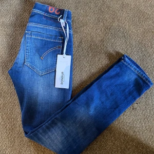 Dondup jeans blå - Säker nu dessa helt nya dondup jeans i storlek 29/30. Säljs pga att de int ekonomer till användning.
