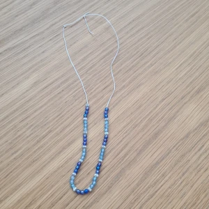 Den är lite lite mindre än den ser ut och man får så klart förminska den har gjort den själv 😁 - Halsband eller armband 