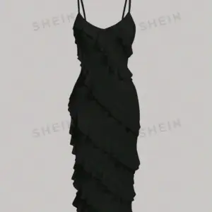 Säljer denna superfina svarta klänning med volang från SHEIN, då den tyvärr var lite för stor för mig, endast provad och aldrig använd! Nypris - 259 kr 🩵