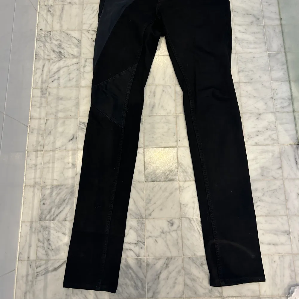 Tighta jeans från Acne Studios, perfekta för någon som är bra på att sy om! Snygga detaljer! . Jeans & Byxor.
