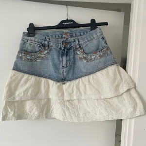 Jeanskjol med volang - Så fin jeanskjol med volangkant. Tyget är  lite broderat, se bild. Säljer då den tyvärr är för liten för mig. Tryck på köp nu för att köpa 💘