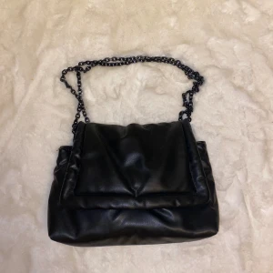 Väska  - Söt väska från hm. Rymlig men ändå inte för stor. 