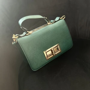 Midi väska - Ny, ej använd. Grön med guld detaljer