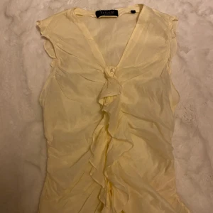 Blus - Jättesöt gul blus från tiger of sweden! Kommer inte till användning då den är lite för genomskinlig för min smak.