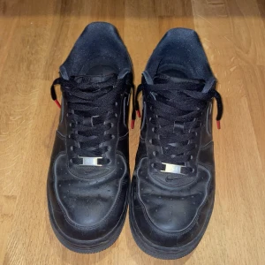 Airforce 1 supreme black. - Skorna är använda har använt dom varje dag men dom är för stora för mig så jag försöker sälja dom.