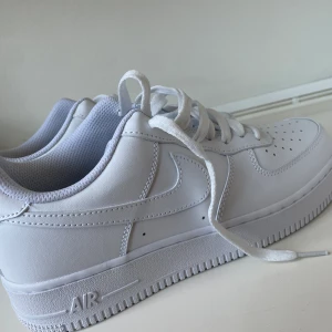 Air force 1 - Helt oanvända, säljer den då pappa köpte dem men inte gillar höga skor, storlek 42,5. Finns ingen låda då han slängde den