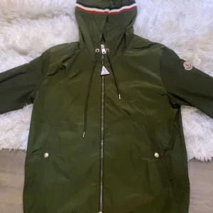 Moncler windbreaker  - Säljer min moncler windbreaker skick 9/10 perfekt för sommarn som är runt hörnet, ina skador på jackan inget fel på den kan gå ner i pris lite tveka inte på skriva NPC SCAN på den oxå