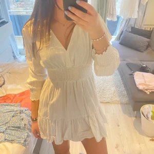 Sommarklänning  - Jätte fin sommarklänning från Zara💞storlek M men skulle mer säga att den passar S💓50% linne