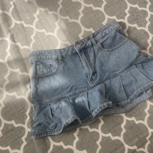 Volangkjol jeans - Jeanskjol med volang,, aldrig använd storlek 38