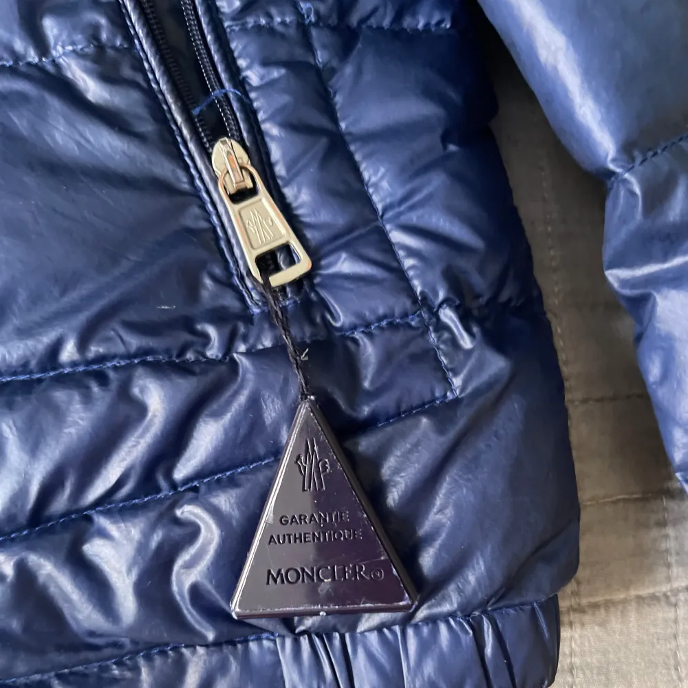 Säljer denna sjukt snygga Royal Blue Moncler jacka, storlek 2 (S/M), i toppskick för 4500kr (nypris 11000kr). Inköpt på NK för 2 år sen. Priset kan diskuteras. Fråga gärna om du undrar något!. Jackor.