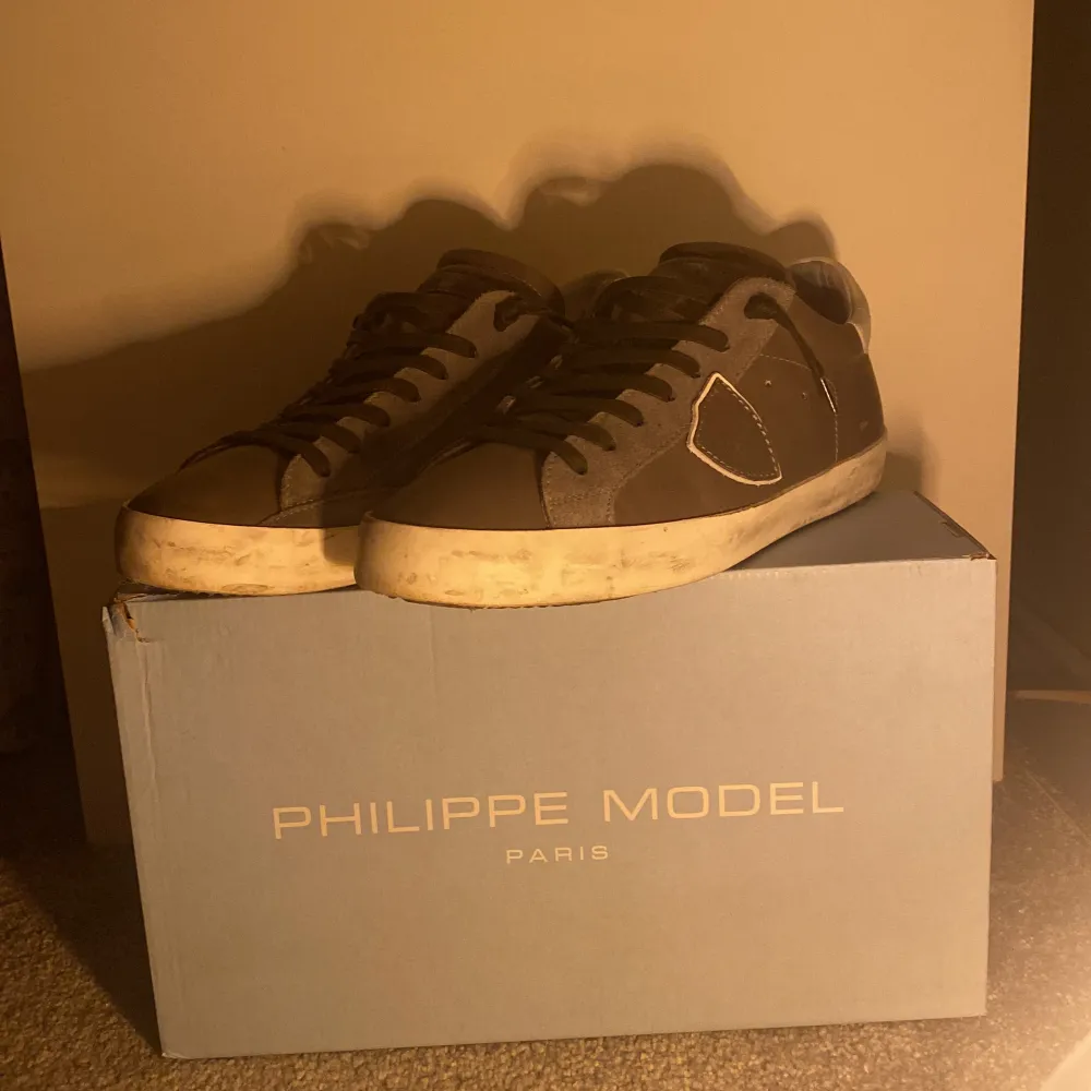 Säljer dessa feta Philippe model skorna för att dom är försmå det är väldigt bra skick på dem dom har Använts typ 5 gånger skriv till mig i dm för funderingar . Skor.
