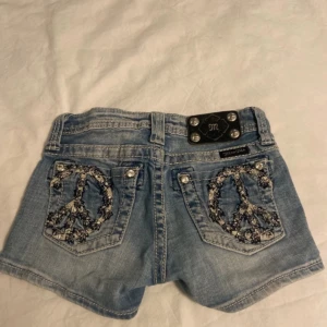 MISS ME SHORTS🥰 - Hej jag säljer ett par miss me shorts  Kontakta gärna för mer info!💞💞