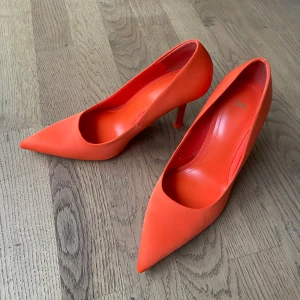 Zara klackar - Orange-neon klackar från Zara storlek 39. Aldrig använda. Mer neon färg i verkligheten!
