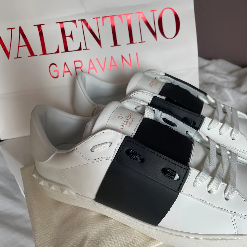 Valentino Hej, säljer du dessa snygga Valentinos. Sitter bra och är i storlek 41. Man får med en Valentino påse i tyg som skorna är i. Skriv vid mer bilder eller funderingar. Kan skickas.. Skor.