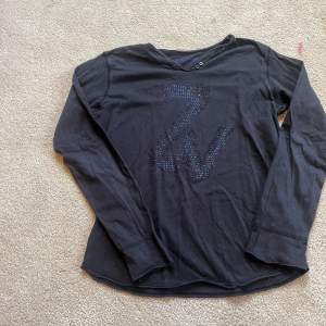 Fin tunn långärmad T-shirt i XXS. Använt skick men inga ”skador”🥰 Säljs pga ingen användning. Kontakta mig innan köp!!