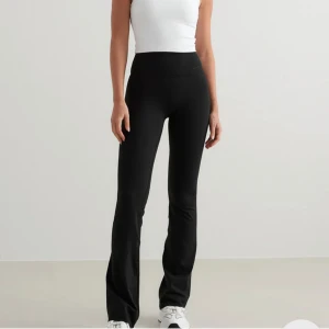 Aimn tights - SUPER snygg värkligen!! Som nya!! Nypris 800❣️ väldigt lika Lululemons! Man kan även vilka ner till lågmidjat💓