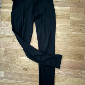 Svarta tights 2 par - Använda fåtal gånger då dem blivit förstora. Har två likadana i M. De ena paret har ett liiitet hål vid benet tho råka riva när jag skulle dra upp dem. Men går o fixa. Annars bra skick