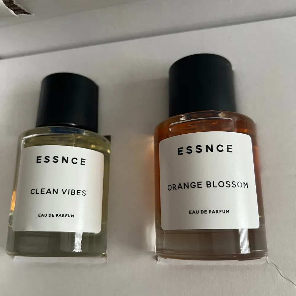 Har endast sprayat en spray på båda för att testa lukta! tyckte inte om dofterna och då jag öppnat förpackningen gick det inte att returnera. All info om noter/ beskrivning finns på hemsidan. Orange blossom såld. Säljer för 320kr styck. Accessoarer.