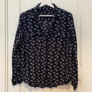 Blus i strl L - Mörkblå mönstrad blis från lager157. Strl L