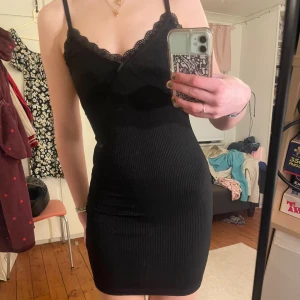 Söt klänning - Söt klänning som jag bara har använt en gång så är nyskick. Tunn i materialet och perfekt simpel klänning.