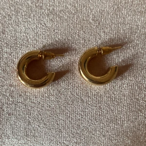 Guldiga hoop örhängen!💛 - Jättefina örhängen 