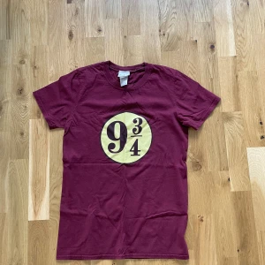 T-shirts med Harry Potter motiv - Säljer T-shirt med Harry Potter motiv. Använd ett fåtal gånger och är i gott skick. Säljer för 20 kr.