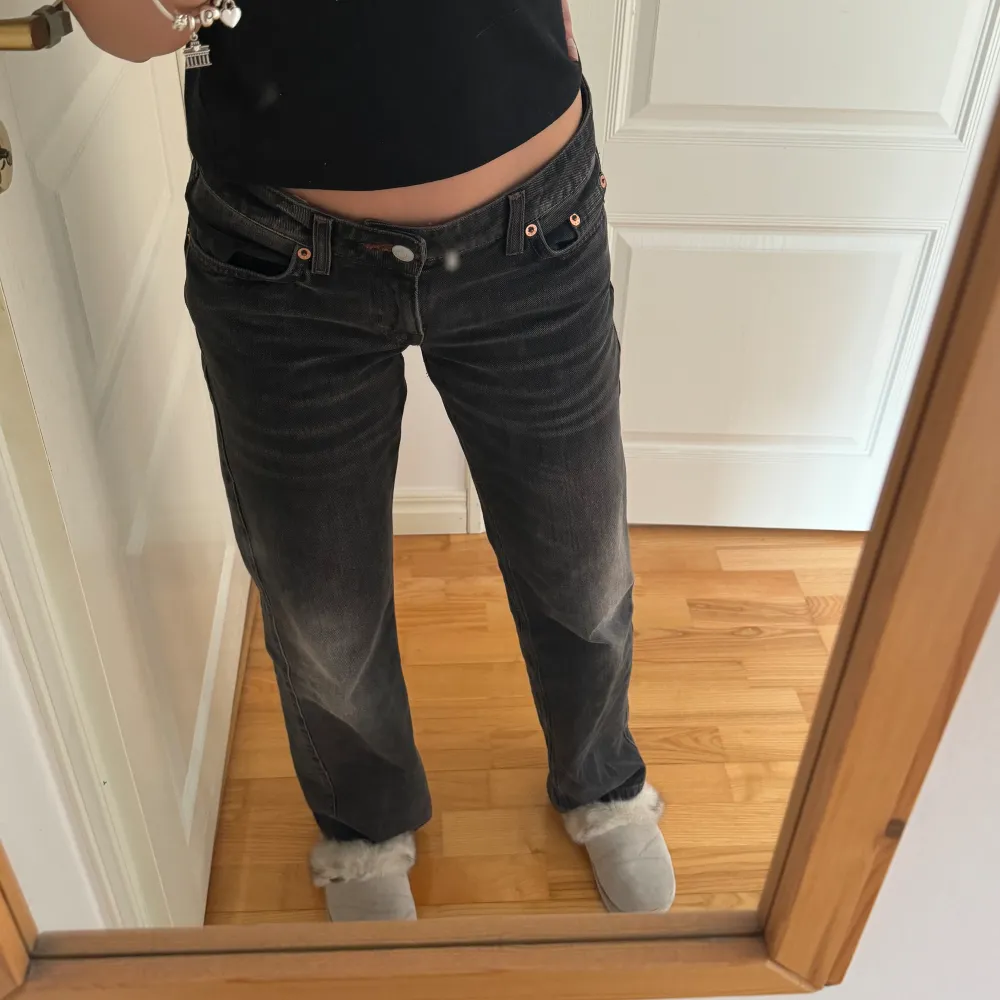 Ett par lågmidjade jeans från Weekday i nyskick. Säljer pågrund av att dom inte används💗😁. Jeans & Byxor.