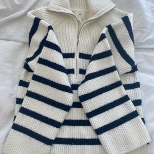 Stickad tröja  - Väldigt fin stickad tröja med breda armar lite knottrig men går att fixa