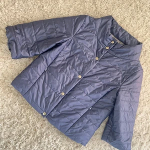 Trekvarts ärmad jacka  - Trekvartsärmad jacka, tunnare & perfekt till våren. i fint skick,finns endast en liten ”defekt” på kragen, kan visa/ge mer information.Vet ej märket, står endast made in Italy  Vill du köpa trycker du på köp, jag postar inom 24h