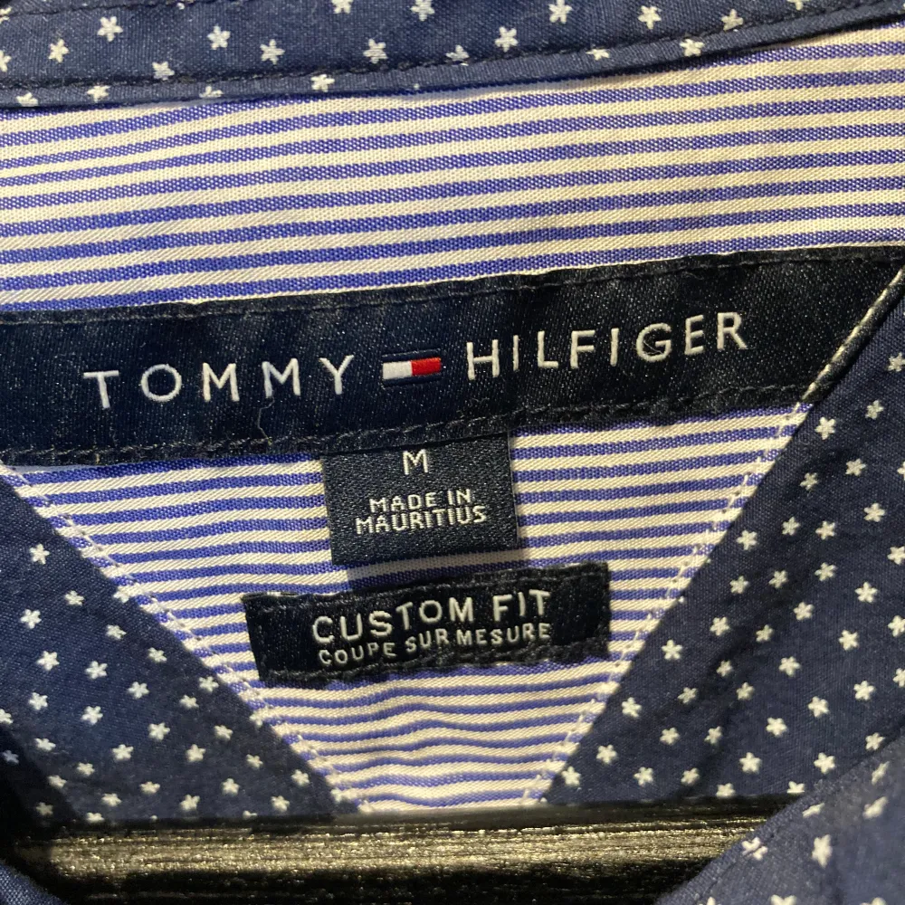 Mörkblå skjorta från Tommy Hilfiger.  Längd armhåla till armhåla ca 53 cm.  Längd ca 74 cm.  #tommyhilfiger #hilfiger #shirt #skjorta #märkeskläder #skjorta #brandedclothing #markoweubrania #märkesskjorta. Skjortor.