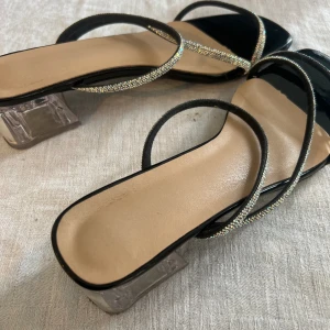 Klackar  - Svarta klackar med silverdetaljer. Stolek 40.