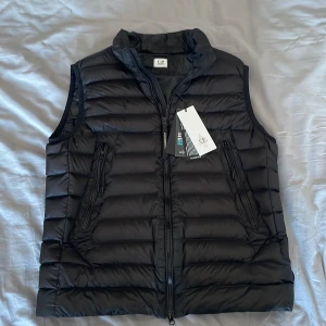 C.P. Company Väst - Säljer nu denna feta västen från C.P. Company | Inhandlad på Wallenbergs | Kvitto och äkthetsbevis finns | Nyskick | Nypris: 4200kr, mitt pris endast 1499kr | Tveka inte på att skriva om det finns frågor eller funderingar 🙌