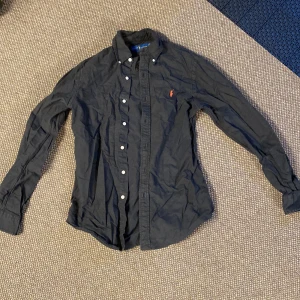 Ralph lauren skjorta - Väldigt snygg Ralph lauren skjorta . Storleken S. Passar 170-180 cm Inga defekter andvänd fåtal gånger. Hör av er vid frågor.