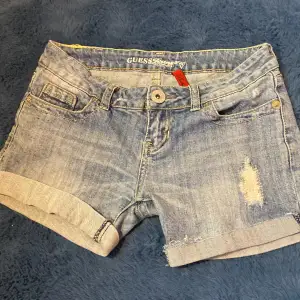 Super fina low waist jeans shorts från märket guess🫶 skriv för mått eller fler bilder! 