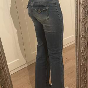 Jätte snygga bootcut jeans från madlady. Köpte för 699 kr och säljer dem eftersom dem inte kommer till Användning💕 Jag är 173 typ och dem passa mig perfekt 👌. Midjemåttet:typ36 + stretch innerbenslängden: 80cm. Skriv om mer info ❤️