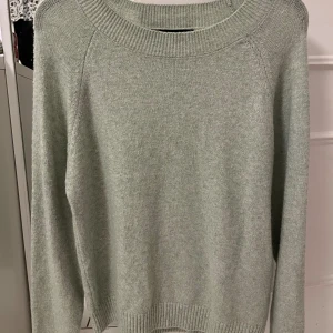 Stickad tröja  - Säljer denna superfina gröna stickade tröja från vero Moda! Aldrig använd, säljer då jag fick den i present men hade redan en likadan 💚