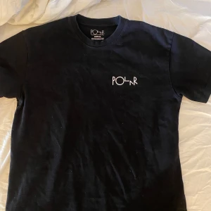 Polar tröja - Köpt för 500kr men som ni ser på bild 2 & 3 så har den blivit sliten på märket, men som jag själv inte tycker blir fult. Men pris kan absolut diskuteras!  Säljer för kommer inte till användning☺️