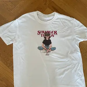 En jättefin stranger things t-shirt i mjukt material💗 säljer pga att jag inte har användning av den längre