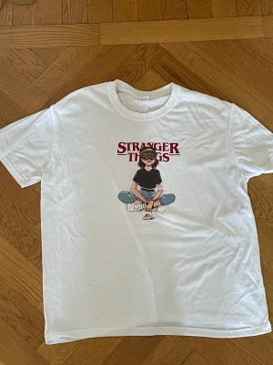 stranger things t-shirt  - En jättefin stranger things t-shirt i mjukt material💗 säljer pga att jag inte har användning av den längre