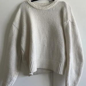 Stickad kofta  - Säljer denna stickade kofta från Gina tricot pgr av lite användning. Köper man alla plagg på min sida för 20kr kan man få dem för 150kr tillsammans. Pris kan diskuteras💗